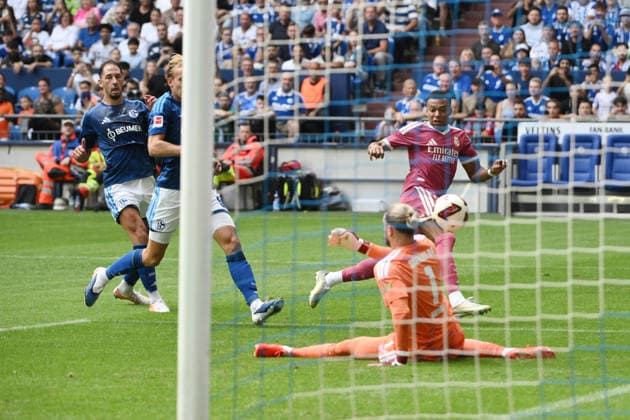 Kylian Mbappe (Real Madrid), Kylian MbappÃ , scheitert an Torwart Loris Karius (Schalke 04) 16.08.2026, Fussball 1. Bundesliga, Saison 2026 2027, Testspiel, FC Schalke 04 - Real Madrid Gelsenkirchen Veltins Arena Nordrhein Westfalen Deutschland *** Kylian Mbappé, Real Madrid, Kylian Mbappé, is denied by goalkeeper Loris Karius, Schalke 04, August 16, 2026, Soccer, Bundesliga 1, 2026–2027 season, Friendly Match, FC Schalke 04 vs. Real Madrid, Gelsenkirchen, Veltins Arena, North Rhine-Westphalia, Germany Team2