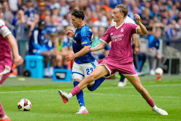 Soufiane El-Faouzi (FC Schalke 04) und Dean Huijsen (Real Madrid CF) battle for the ball during the during the Pre-Season Friendly match between FC Schalke 04 and Real Madrid at Veltins Arena on August 16, 2026 in Gelsenkirchen, Germany. (Photo by Alex Gottschalk DeFodi Images) - *** Soufiane El Faouzi of FC Schalke 04 and Dean Huijsen of Real Madrid CF battle for the ball during the preseason friendly match between FC Schalke 04 and Real Madrid at Veltins Arena on August 16, 2026, in Gelsenkirchen, Germany. Photo by Alex Gottschalk, DeFodi Images