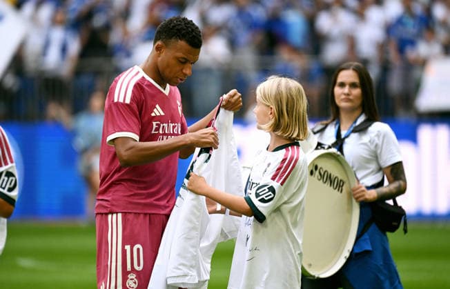 Sport Bilder des Tages Gelsenkirchen, Germany, 1. Bundesliga, Friendly Match, Veltins Arena Gelsenkirchen, FC Schalke 04 - Real Madrid; Kylian Mbappe (RMA) gives away his jacket. *** Gelsenkirchen, Germany, Bundesliga 1, Friendly Match, Veltins Arena Gelsenkirchen, FC Schalke 04 vs. Real Madrid, Kylian Mbappé (RMA) gives away his jacket