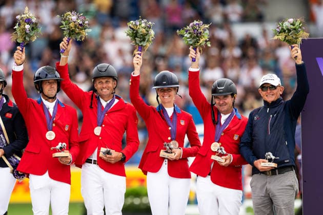 260816 Team USA (Phillip Dutton, Boyd Martin, William Coleman and Tamra Smith) celebrate on the podium after winning team bronze medal in the Eventing Show Jumping Final during day 6 of the 2026 FEI World Championships on August 16, 2026 in Aachen. Photo: Emma Wallskog BILDBYRAN kod EW EW0687 ridsport equestrian rid-vm 2026 2026 fei world championships bbeng ridsport-vm fälttävlan eventing *** August 16, 2026: Team USA—Phillip Dutton, Boyd Martin, William Coleman, and Tamra Smith—celebrate on the podium after winning the team bronze medal in the Eventing Show Jumping Final on Day 6 of the 2026 FEI World Championships on August 16, 2026 in Aachen. Photo by Emma Wallskog. BILDBYRAN code EW EW0687 equestrian sports riding 2026 World Championships 2026 FEI World Championships bbeng equestrian sports World Championships eventing  Copyright: EMMAxWALLSKOG BB260816EW056