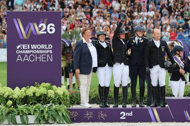 Siegerehrung 2. Platz Mannschaft, Deutschland mit (v.r) Michael Jung (Pferd fischerChipmunk FRH), Libussa Lübbeke (Pferd Caramia FRH), Julia Krajewski (Pferd Uelzeners Nickel), Malin Hansen-Hotopp (Pferd Carlitos Quidditch K) und Equipe-Chefin Dr. Annette Wyrwoll, Vielseitigkeit , FEI Eventing World Championship, WM, Weltmeisterschaft , DHL-Preis, Einzel Mannschaft, AACHEN - FEI World Championships 2026, Weltfest des Pferdesports, Reitsport Weltmeisterschaft 2026, Aachen 2026, Welcome Home 2026, Aachener Soers, 11. bis 23. August 2026, Reitsport, 16.08.2026, Aachen Aachener Soers Deutschland *** Awards Ceremony: 2nd Place Team, Germany (from left to right): Michael Jung on fischerChipmunk FRH, Libussa Lübbeke on Caramia FRH, Julia Krajewski on Uelzeners Nickel, Malin Hansen Hotopp on Carlitos Quidditch K, and team captain Dr. Annette Wyrwoll, Eventing, FEI Eventing World Championship, DHL Prize, Individual Team, Aachen FEI World Championships 2026, World Festival of Equestrian Sports, 2026 World Equestrian Games, Aachen 2026, Welcome Home 2026, Aachen Soers, August 11–23, 2026, Equestrian Sports, August 16, 2026, Aachen Soers, Germany