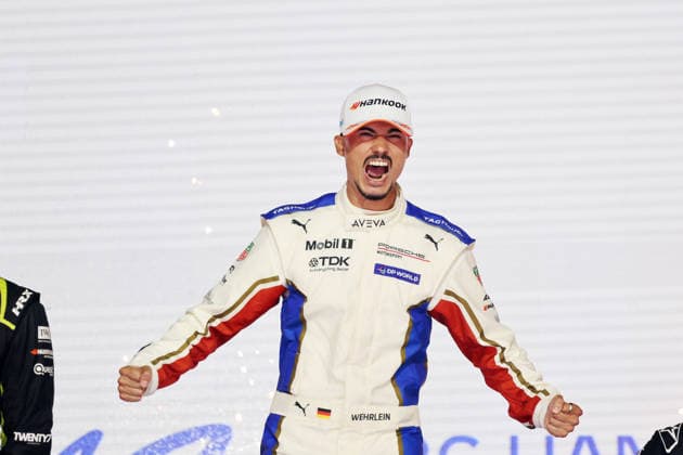 fehnetischer Jubel von Weltmeister Pascal Wehrlein (GER) Porsche auf dem Podium, FIA Formel E Weltmeisterschaft, Saison 12, London E- Prix, 16.08.2026, Excel Exibition Centre, rennen 2 *** Wild celebration by World Champion Pascal Wehrlein (GER, Porsche) on the podium, FIA Formula E World Championship, Season 12, London E-Prix, August 16, 2026, Excel Exhibition Center, Race 2