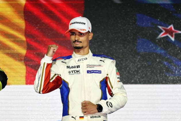 Sport Bilder des Tages Weltmeister Pascal Wehrlein (GER) Porsche auf dem Podium, FIA Formel E Weltmeisterschaft, Saison 12, London E- Prix, 16.08.2026, Excel Exibition Centre, rennen 2 *** World Champion Pascal Wehrlein (GER) in a Porsche on the podium, FIA Formula E World Championship, Season 12, London E-Prix, August 16, 2026, Excel Exhibition Center, Race 2