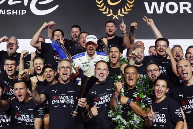 Pascal Wehrlein (GER) Porsche, Thomas Laudenbach (GER) leiter Potsche Motorsport, Florian Modlinger (GER) teamchef Porsche FE, Michael Steiner (GER) Vorstand Porsche AG beim Gruppen- Weltmeisterbild, FIA Formel E Weltmeisterschaft, Saison 12, London E- Prix, 16.08.2026, Excel Exibition Centre, Fahrer WM sowie Herstellerweltmeister *** Pascal Wehrlein (GER) Porsche, Thomas Laudenbach (GER) Head of Porsche Motorsport, Florian Modlinger (GER) Team Principal, Porsche FE, Michael Steiner (GER), Member of the Executive Board of Porsche AG, in the group photo for the World Championship, FIA Formula E World Championship, Season 12, London E-Prix, August 16, 2026, Excel Exhibition Center, Drivers’ World Championship and Manufacturers’ World Championship