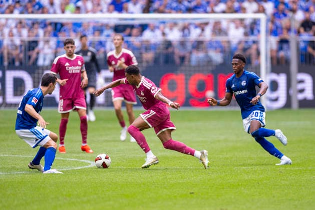 15.08.2026, Fussball, Testspiel FC Schalke 04 - Real Madrid CF. v. l. Ron Schallenberg (FC Schalke 04), Kylian Mbappe (Real Madrid CF), Junior Adamu (FC Schalke 04). Gelsenkirchen Veltins Arena NRW Deutschland xRHR-FOTO DEx *** August 15, 2026, Soccer, Friendly Match: FC Schalke 04 vs. Real Madrid CF, Ron Schallenberg (FC Schalke 04), Kylian Mbappé (Real Madrid CF), Junior Adamu (FC Schalke 04), Gelsenkirchen, Veltins Arena, North Rhine-Westphalia, Germany, xRHR, PHOTO: DEx Copyright: DennisxEwert RHR-FOTOx RHR-FOTO DE