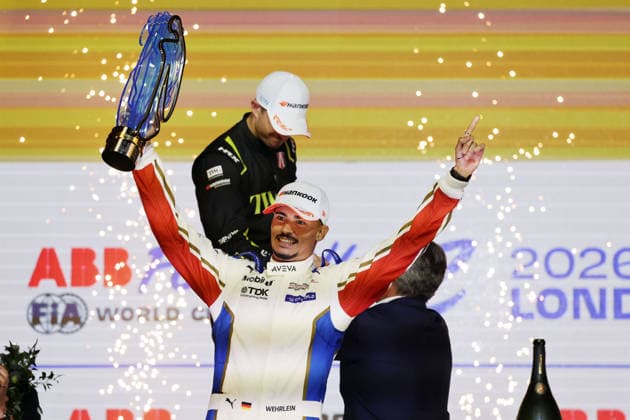 Weltmeister Pascal Wehrlein (GER) Porsche mit dem WM Pokal in Pose auf dem Podium, FIA Formel E Weltmeisterschaft, Saison 12, London E- Prix, 16.08.2026, Excel Exibition Centre, rennen 2 *** World Champion Pascal Wehrlein (GER) of Porsche poses on the podium with the World Championship trophy, FIA Formula E World Championship, Season 12, London E-Prix, August 16, 2026, Excel Exhibition Center, Race 2