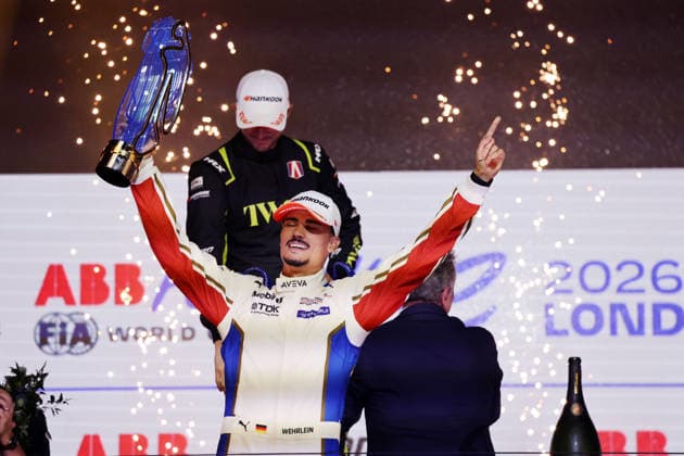 Weltmeister Pascal Wehrlein (GER) Porsche mit dem WM Pokal in Pose auf dem Podium, geniest den Augenblick des Erfolges FIA Formel E Weltmeisterschaft, Saison 12, London E- Prix, 16.08.2026, Excel Exibition Centre, rennen 2 *** World Champion Pascal Wehrlein (GER) of Porsche poses on the podium with the World Championship trophy, savoring the moment of victory at the FIA Formula E World Championship, Season 12, London E-Prix, August 16, 2026, Excel Exhibition Center, Race 2