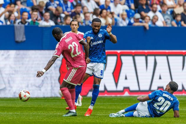 Antonio Ruediger (Real Madrid CF) und Moussa Sylla (FC Schalke 04) battle for the ball during the during the Pre-Season Friendly match between FC Schalke 04 and Real Madrid at Veltins Arena on August 16, 2026 in Gelsenkirchen, Germany. (Photo by Mario Hommes DeFodi Images) - *** Antonio Rüdiger of Real Madrid CF and Moussa Sylla of FC Schalke 04 battle for the ball during the preseason friendly match between FC Schalke 04 and Real Madrid at Veltins Arena on August 16, 2026, in Gelsenkirchen, Germany. Photo by Mario Hommes, DeFodi Images