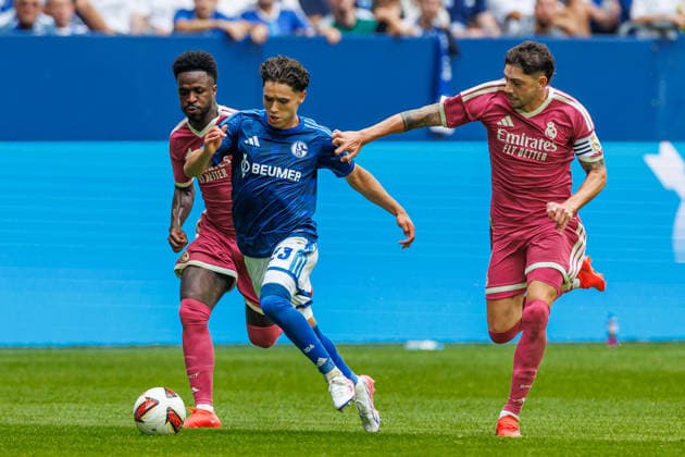 Vinicius Junior (Real Madrid CF), Soufiane El-Faouzi (FC Schalke 04) und Federico Valverde (Real Madrid CF) battle for the ball during the during the Pre-Season Friendly match between FC Schalke 04 and Real Madrid at Veltins Arena on August 16, 2026 in Gelsenkirchen, Germany. (Photo by Mario Hommes DeFodi Images) - *** Vinicius Junior of Real Madrid CF, Soufiane El Faouzi of FC Schalke 04, and Federico Valverde of Real Madrid CF battle for the ball during the preseason friendly match between FC Schalke 04 and Real Madrid at Veltins Arena on August 16, 2026 in Gelsenkirchen, Germany. Photo by Mario Hommes, DeFodi Images
