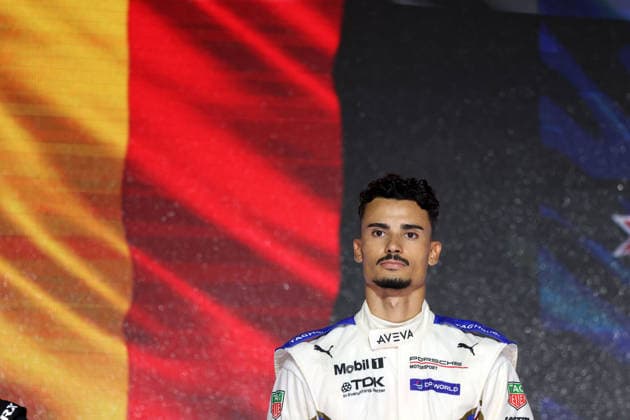Weltmeister Pascal Wehrlein (GER) Porsche auf dem Podium, FIA Formel E Weltmeisterschaft, Saison 12, London E- Prix, 16.08.2026, Excel Exibition Centre, rennen 2 *** World Champion Pascal Wehrlein (GER) in a Porsche on the podium, FIA Formula E World Championship, Season 12, London E-Prix, August 16, 2026, Excel Exhibition Center, Race 2