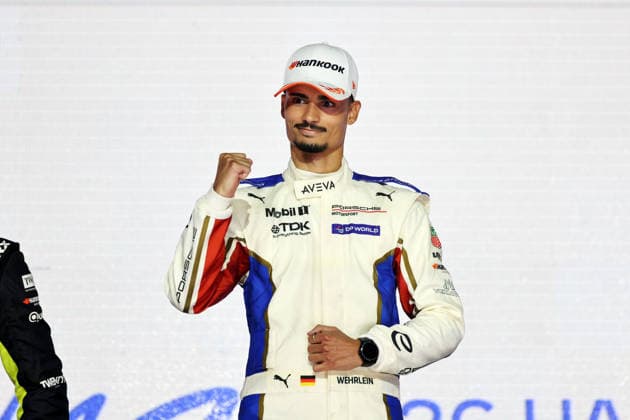 Weltmeister Pascal Wehrlein (GER) Porsche mit dem WM Pokal in Pose auf dem Podium, geniest den Augenblick des Erfolges FIA Formel E Weltmeisterschaft, Saison 12, London E- Prix, 16.08.2026, Excel Exibition Centre, rennen 2 *** World Champion Pascal Wehrlein (GER) of Porsche poses on the podium with the World Championship trophy, savoring the moment of victory at the FIA Formula E World Championship, Season 12, London E-Prix, August 16, 2026, Excel Exhibition Center, Race 2