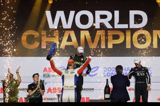 Jake Dennis (GBR) Zweiter, Weltmeister Pascal Wehrlein (GER) Porsche mit dem WM Pokal in Siegerpose sowie Mitch Evans Dritter der Weltmeisterschaft auf dem Podium, FIA Formel E Weltmeisterschaft, Saison 12, London E- Prix, 16.08.2026, Excel Exibition Centre, rennen 2 *** Jake Dennis (GBR), second place; World Champion Pascal Wehrlein (GER) in a Porsche, posing with the World Championship trophy; and Mitch Evans, third in the World Championship, on the podium; FIA Formula E World Championship, Season 12, London E-Prix, August 16, 2026, Excel Exhibition Center, Race 2