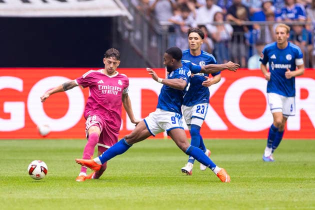 15.08.2026, Fussball, Testspiel FC Schalke 04 - Real Madrid CF. v. l. Federico Valverde (Real Madrid CF), Moussa Sylla (FC Schalke 04). Gelsenkirchen Veltins Arena NRW Deutschland xRHR-FOTO DEx *** August 15, 2026, Soccer, Friendly Match: FC Schalke 04 vs. Real Madrid CF, featuring Federico Valverde (Real Madrid CF) and Moussa Sylla (FC Schalke 04), Gelsenkirchen, Veltins Arena, North Rhine-Westphalia, Germany, xRHR, PHOTO DEx Copyright: DennisxEwert RHR-FOTOx RHR-FOTO DE