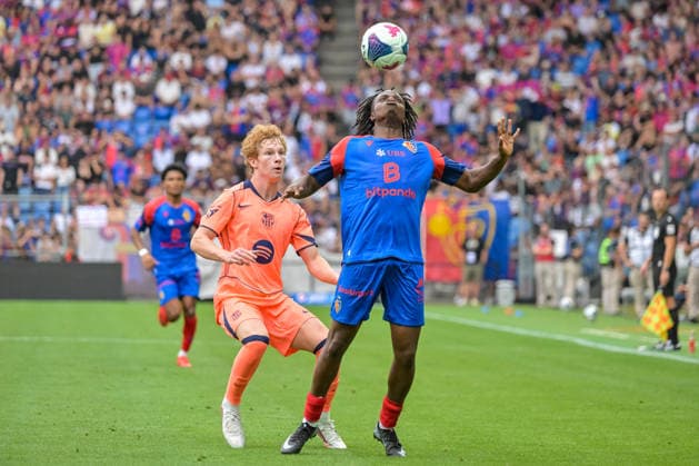 Evann Seyram Junior Senaya (FC Basel, 42) am Ball, Jordi Pesquer FC Barcelona, Barca 26) GER, FC Basel vs FC Barcelona, Fussball, Testspiel, Saison 2026 2027, 16.08.2026 GER, FC Basel vs FC Barcelona, Fussball, Testspiel, Saison 2026 2027, 16.08.2026 Basel *** Evann Seyram Junior, FC Basel, 42 with the ball; Jordi Pesquer, FC Barcelona, 26 GER; FC Basel vs. FC Barcelona, soccer, friendly match, 2026–2027 season, August 16, 2026 GER, FC Basel vs. FC Barcelona, soccer, friendly match, 2026–2027 season, August 16, 2026 Basel Copyright: xEibner-Pressefotox EP_THS