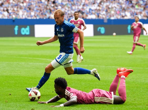 Timo Becker (FC Schalke 04, 5) im Zweikampf mit Vinicius Junior (Real Madrid CF, 7) GER, FC Schalke 04 vs Real Madrid CF, Freundschaftsspiel, Freundschaftspiel, 16.08.2026 DFL REGULATIONS PROHIBIT ANY USE OF PHOTOGRAPHS AS IMAGE SEQUENCES AND OR QUASI-VIDEO GER, FC Schalke 04 vs Real Madrid CF, Freundschaftsspiel, Freundschaftspiel, 16.08.2026 Gelsenkirchen *** Timo Becker (FC Schalke 04), No. 5, in a tackle with Vinicius Junior (Real Madrid CF), No. 7, GER, FC Schalke 04 vs. Real Madrid CF, Friendly Match, Friendly Match, August 16, 2026 DFL regulations prohibit any use of photographs as image sequences and or quasi-video GER, FC Schalke 04 vs. Real Madrid CF, Friendly Match, Friendly Match, August 16, 2026, Gelsenkirchen Copyright: xEibner-Pressefoto ScottxColemanx EP_SCN
