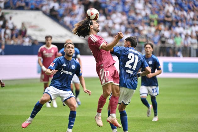 Marc Cucurella (Real Madrid), mi., gegen Adil Aouchiche (FC Schalke 04), li., und Dejan Ljubicic (FC Schalke 04) 16.08.2026, Fussball 1. Bundesliga, Saison 2026 2027, Testspiel, FC Schalke 04 - Real Madrid Gelsenkirchen Veltins Arena Nordrhein Westfalen Deutschland *** Marc Cucurella (Real Madrid, center) against Adil Aouchiche (FC Schalke 04, left) and Dejan Ljubicic (FC Schalke 04) on August 16, 2026, Soccer, Bundesliga 1, 2026–2027 season, friendly match, FC Schalke 04 vs. Real Madrid, Gelsenkirchen, Veltins Arena, North Rhine-Westphalia, Germany Team2
