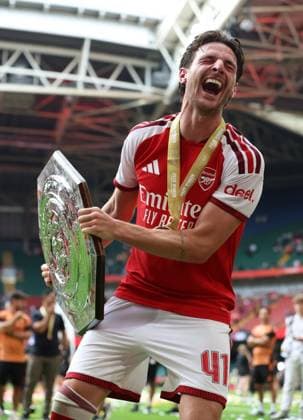 Declan Rice of Arsenal hits himself as he lifts the trophy Arsenal v Manchester City - The FA Charity Shield Final 2026, Football. Principality Stadium, Cardiff, WALES, UK. 16 AUG 2026Cardiff Principality Stadium WALES United Kingdom  Copyright: xJASONPIX Shutterstockx 17095653au