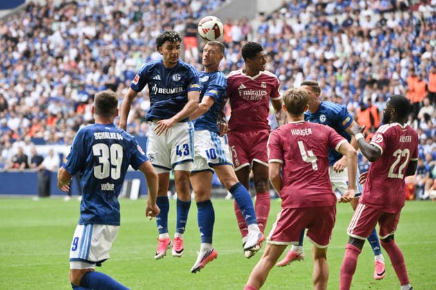 Kopfballduell Mertcan Ayhan (Schalke 04), Edin Dzeko (FC Schalke 04), Jude Bellingham (Real Madrid), v.li. 16.08.2026, Fussball 1. Bundesliga, Saison 2026 2027, Testspiel, FC Schalke 04 - Real Madrid Gelsenkirchen Veltins Arena Nordrhein Westfalen Deutschland *** Heading duel: Mertcan Ayhan (Schalke 04), Edin Dzeko (FC Schalke 04), Jude Bellingham (Real Madrid), from left, August 16, 2026, Soccer, Bundesliga 1, 2026–2027 season, Friendly Match, FC Schalke 04 vs. Real Madrid, Gelsenkirchen, Veltins Arena, North Rhine-Westphalia, Germany Team2