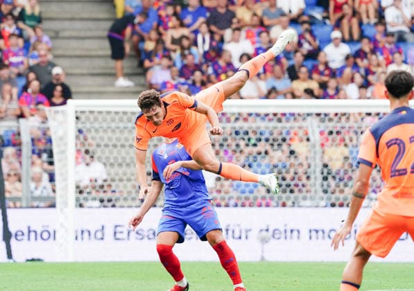 16.08.2026 Schweiz Basel St.Jakob-Park Fssball Herren Saison 2026-2027 Testspiel FC Basel - FC Barcelona, Barca 2:5 Bild. Andreas Christensen FC Barcelona oben gegen Albian Ajeti FC Basel Aktion Zweikampf *** August 16, 2026, Switzerland, Basel, St. Jakob Park, Men s Soccer, 2026–2027 Season, Friendly Match: FC Basel vs. FC Barcelona, 2–5, Photo: Andreas Christensen (FC Barcelona) (top) vs. Albian Ajeti (FC Basel), Action: Tackle 
