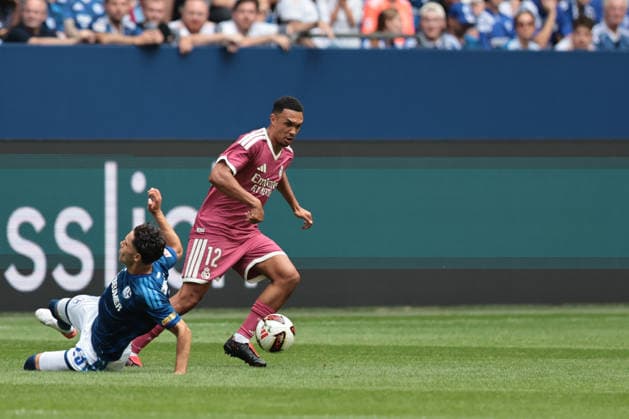 Soufiane El-Faouzi (FC Schalke 04) und Trent Alexander-Arnold (Real Madrid) beim Testspiel zwischen dem FC Schalke 04 und Real Madrid CF - Copyright: Thomas Pakusch *** Soufiane El Faouzi of FC Schalke 04 and Trent Alexander-Arnold of Real Madrid during the friendly match between FC Schalke 04 and Real Madrid CF. Copyright Thomas Pakusch