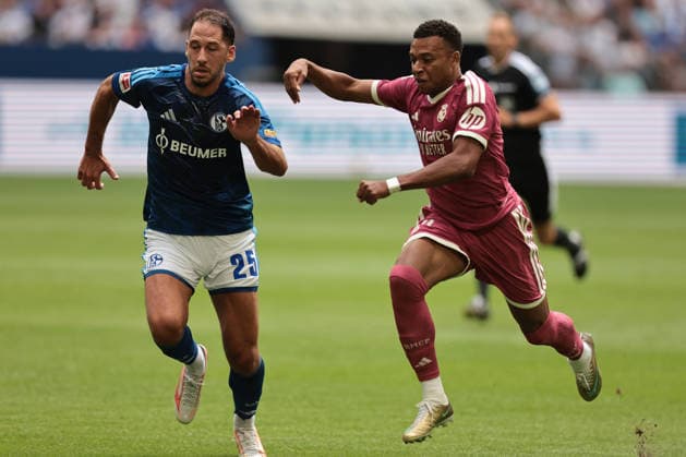 Nikola Katic (FC Schalke 04) und Kylian Mbappe (Real Madrid) beim Testspiel zwischen dem FC Schalke 04 und Real Madrid CF - Copyright: Thomas Pakusch *** Nikola Katic of FC Schalke 04 and Kylian Mbappé of Real Madrid during the friendly match between FC Schalke 04 and Real Madrid CF. Copyright Thomas Pakusch
