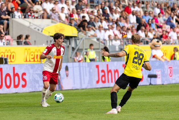 16.08.2026, Fussball, GER, Saison, 3.Liga, Saision 2026 2027, 02. Spieltag, SSV Jahn Regensburg - 1.FC Saarbrücken Benedikt Bauer (SSV Jahn Regensburg) gegen Nico Bretschneider (Saarbrücken) DFL REGULATIONS PROHIBIT ANY USE OF PHOTOGRAPHS AS IMAGE SEQUENCES AND OR QUASI-VIDEO. *** August 16, 2026, Soccer, GER, Season, 3rd Division, 2026–2027 Season, Matchday 2, SSV Jahn Regensburg vs. 1. FC Saarbrücken, Benedikt Bauer (SSV Jahn Regensburg) vs. Nico Bretschneider (Saarbrücken). DFL regulations prohibit any use of photographs as image sequences and or quasi-video.
