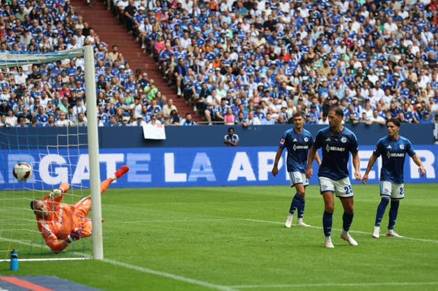 Das Tor zum 0:2 durch Dean Huijsen (Real Madrid) beim Testspiel zwischen dem FC Schalke 04 und Real Madrid CF - Copyright: Thomas Pakusch *** Dean Huijsen s goal to make it 0–2 for Real Madrid in the friendly match between FC Schalke 04 and Real Madrid CF. Copyright Thomas Pakusch