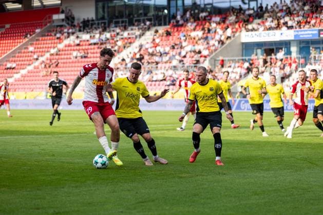 16.08.2026, Fussball, GER, Saison, 3.Liga, Saision 2026 2027, 02. Spieltag, SSV Jahn Regensburg - 1.FC Saarbrücken Adrian Fein (Regensburg) gegen Christian Kühlwetter (Saarbrücken) DFL REGULATIONS PROHIBIT ANY USE OF PHOTOGRAPHS AS IMAGE SEQUENCES AND OR QUASI-VIDEO. *** August 16, 2026, Soccer, GER, Season, 3rd Division, 2026–2027 Season, Matchday 2, SSV Jahn Regensburg 1 FC Saarbrücken, Adrian Fein (Regensburg) vs. Christian Kühlwetter (Saarbrücken). DFL regulations prohibit any use of photographs as image sequences and or quasi-video.