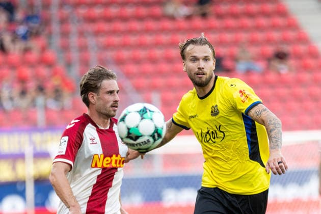 Sport Bilder des Tages 16.08.2026, Fussball, GER, Saison, 3.Liga, Saision 2026 2027, 02. Spieltag, SSV Jahn Regensburg - 1.FC Saarbrücken David Philipp (SSV Jahn Regensburg) gegen Nico Bretschneider (Saarbrücken) DFL REGULATIONS PROHIBIT ANY USE OF PHOTOGRAPHS AS IMAGE SEQUENCES AND OR QUASI-VIDEO. *** August 16, 2026, Soccer, GER, Season, 3rd Division, 2026–2027 Season, Matchday 2, SSV Jahn Regensburg vs. 1. FC Saarbrücken: David Philipp (SSV Jahn Regensburg) vs. Nico Bretschneider (Saarbrücken). DFL regulations prohibit any use of photographs as image sequences and or quasi-video.