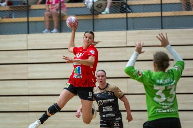 Lois van Vliet (Halle, 44), Tereza Michalcova (Kynzvart, 21), Torhüterin Adela Srpova (Kynzvart, 33), SV Union Halle-Neustadt vs. Hazena Kynzvart (Tschechien), Handball Bundesliga Frauen, Testspiel, Saison 2026 27, 16.08.2026 Halle SWH Arena Sachsen-Anhalt Deutschland *** Lois van Vliet Halle, 44, Tereza Michalcova Kynzvart, 21, goalkeeper Adela Srpova Kynzvart, 33, SV Union Halle Neustadt vs. Hazena Kynzvart (Czech Republic), Women’s Handball Bundesliga, Friendly Match, 2026–27 Season, August 16, 2026, Halle SWH Arena, Saxony-Anhalt, Germany