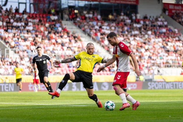 16.08.2026, Fussball, GER, Saison, 3.Liga, Saision 2026 2027, 02. Spieltag, SSV Jahn Regensburg - 1.FC Saarbrücken Oscar Schönfelder (SSV Jahn Regensburg) am Ball gegen Philip Noah Fahrner (Saarbrücken) DFL REGULATIONS PROHIBIT ANY USE OF PHOTOGRAPHS AS IMAGE SEQUENCES AND OR QUASI-VIDEO. *** August 16, 2026, Soccer, GER, Season, 3rd Division, 2026–2027 Season, Matchday 2, SSV Jahn Regensburg vs. 1. FC Saarbrücken, Oscar Schönfelder of SSV Jahn Regensburg in action against Philip Noah Fahrner of Saarbrücken. DFL regulations prohibit any use of photographs as image sequences and or quasi-video.