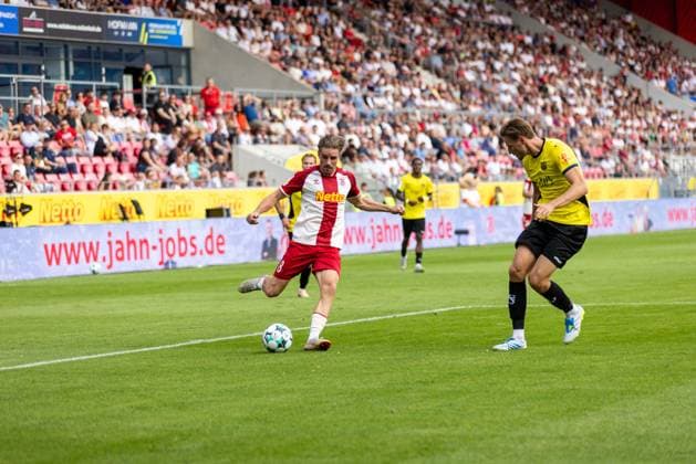 16.08.2026, Fussball, GER, Saison, 3.Liga, Saision 2026 2027, 02. Spieltag, SSV Jahn Regensburg - 1.FC Saarbrücken David Philipp (SSV Jahn Regensburg) gegen Siemen Voet (Saarbrücken) FL REGULATIONS PROHIBIT ANY USE OF PHOTOGRAPHS AS IMAGE SEQUENCES AND OR QUASI-VIDEO. *** August 16, 2026, Soccer, GER, Season, 3rd Division, 2026–2027 Season, Matchday 2, SSV Jahn Regensburg vs. 1. FC Saarbrücken, David Philipp, SSV Jahn Regensburg vs. Siemen Voet Saarbrücken. FL REGULATIONS PROHIBIT ANY USE OF PHOTOGRAPHS AS IMAGE SEQUENCES AND OR QUASI-VIDEO