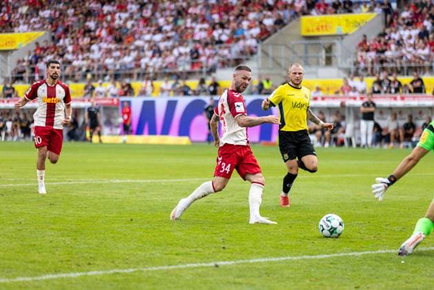16.08.2026, Fussball, GER, Saison, 3.Liga, Saision 2026 2027, 02. Spieltag, SSV Jahn Regensburg - 1.FC Saarbrücken Patrick Hobsch (SSV Jahn Regensburg) scheitert an Matteo Bignetti (Saarbrücken) DFL REGULATIONS PROHIBIT ANY USE OF PHOTOGRAPHS AS IMAGE SEQUENCES AND OR QUASI-VIDEO. *** August 16, 2026, Soccer, GER, Season, 3rd Division, 2026–2027 Season, Matchday 2, SSV Jahn Regensburg vs. 1. FC Saarbrücken, Patrick Hobsch, SSV Jahn Regensburg falls to Matteo Bignetti, Saarbrücken. DFL regulations prohibit any use of photographs as image sequences and or quasi-video.