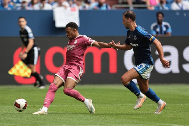 Kylian Mbappe (Real Madrid) und Nikola Katic (FC Schalke 04) beim Testspiel zwischen dem FC Schalke 04 und Real Madrid CF - Copyright: Thomas Pakusch *** Kylian Mbappé of Real Madrid and Nikola Katic of FC Schalke 04 during the friendly match between FC Schalke 04 and Real Madrid CF. Copyright Thomas Pakusch