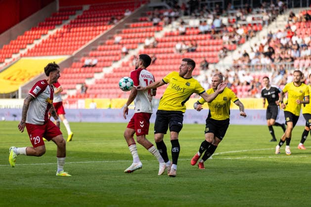 16.08.2026, Fussball, GER, Saison, 3.Liga, Saision 2026 2027, 02. Spieltag, SSV Jahn Regensburg - 1.FC Saarbrücken Nassim Boujellab (SSV Jahn Regensburg) gegen Christian Kühlwetter (Saarbrücken) DFL REGULATIONS PROHIBIT ANY USE OF PHOTOGRAPHS AS IMAGE SEQUENCES AND OR QUASI-VIDEO. *** August 16, 2026, Soccer, GER, Season, 3rd Division, 2026–2027 Season, Matchday 2, SSV Jahn Regensburg vs. 1. FC Saarbrücken, Nassim Boujellab (SSV Jahn Regensburg) vs. Christian Kühlwetter (Saarbrücken). DFL regulations prohibit any use of photographs as image sequences and or quasi-video.
