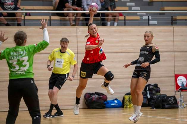Handball Bundesliga Frauen, Saison 2026 2027 SV Union Halle-Neustadt vs.Hazena Kynzvart Testspiel Halle, Deutschland 16.August 2026: Im Bild:v.li.Torhueterin Adela Srpova (Hazena Kynzvart) und Emma Hertha (Halle) Halle Saale SWH Arena Sachsen-Anhalt Deutschland *** Women s Handball Bundesliga, 2026–2027 Season: SV Union Halle Neustadt vs. Hazena Kynzvart, Friendly Match, Halle, Germany, August 16, 2026. Pictured from left: Goalkeeper Adela Srpova of Hazena Kynzvart and Emma Hertha of Halle Halle Saale, SWH Arena, Saxony-Anhalt, Germany