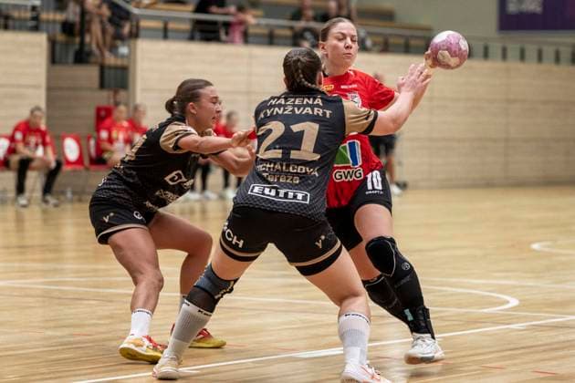 Handball Bundesliga Frauen, Saison 2026 2027 SV Union Halle-Neustadt vs.Hazena Kynzvart Testspiel Halle, Deutschland 16.August 2026: Im Bild:v. li. im Zweikampf Katka Dresslerova (Hazena Kynzvart),Tereza Michalcova (Hazena Kynzvart) und Viktoria Marksteiner (Halle) Halle Saale SWH Arena Sachsen-Anhalt Deutschland *** Women s Handball Bundesliga, 2026–2027 Season: SV Union Halle Neustadt vs. Hazena Kynzvart, Exhibition Match in Halle, Germany, August 16, 2026. Pictured from left, in a one-on-one battle: Katka Dresslerova (Hazena Kynzvart), Tereza Michalcova (Hazena Kynzvart), and Viktoria Marksteiner (Halle). Halle (Saale), SWH Arena, Saxony-Anhalt, Germany