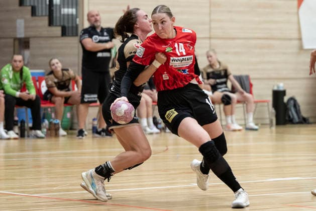 Handball Bundesliga Frauen, Saison 2026 2027 SV Union Halle-Neustadt vs.Hazena Kynzvart Testspiel Halle, Deutschland 16.August 2026: Im Bild:v. li. im Zweikampf Tereza Filipkova (Hazena Kynzvart) und Tina Wagenlader (Halle) Halle Saale SWH Arena Sachsen-Anhalt Deutschland *** Women s Handball Bundesliga, 2026–2027 Season: SV Union Halle Neustadt vs. Hazena Kynzvart, Exhibition Match in Halle, Germany, August 16, 2026. Pictured from left: Tereza Filipkova of Hazena Kynzvart and Tina Wagenlader of Halle in a one-on-one battle. Halle, Halle-Saale, SWH Arena, Saxony-Anhalt, Germany
