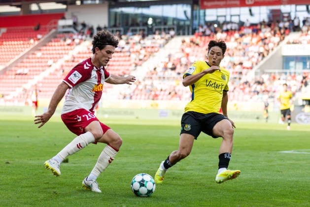 16.08.2026, Fussball, GER, Saison, 3.Liga, Saision 2026 2027, 02. Spieltag, SSV Jahn Regensburg - 1.FC Saarbrücken Benedikt Bauer (SSV Jahn Regensburg) gegen Seungjoon Lee (Saarbrücken) DFL REGULATIONS PROHIBIT ANY USE OF PHOTOGRAPHS AS IMAGE SEQUENCES AND OR QUASI-VIDEO. *** August 16, 2026, Soccer, GER, Season, 3rd Division, 2026–2027 Season, Matchday 2, SSV Jahn Regensburg vs. 1. FC Saarbrücken, Benedikt Bauer (SSV Jahn Regensburg) vs. Seungjoon Lee (Saarbrücken). DFL regulations prohibit any use of photographs as image sequences and or quasi-video.