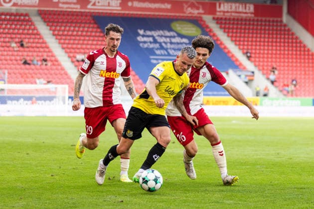 16.08.2026, Fussball, GER, Saison, 3.Liga, Saision 2026 2027, 02. Spieltag, SSV Jahn Regensburg - 1.FC Saarbrücken Florian Pick (Saarbrücken) am Ball gegen Adrian Fein (Regensburg) und Benedikt Bauer (SSV Jahn Regensburg) DFL REGULATIONS PROHIBIT ANY USE OF PHOTOGRAPHS AS IMAGE SEQUENCES AND OR QUASI-VIDEO. *** August 16, 2026, Soccer, GER, Season, 3rd Division, 2026–2027 Season, Matchday 2, SSV Jahn Regensburg 1 FC Saarbrücken: Florian Pick (Saarbrücken) in action against Adrian Fein (Regensburg) and Benedikt Bauer (SSV Jahn Regensburg). DFL regulations prohibit any use of photographs as image sequences and or quasi-video.