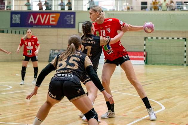 Handball Bundesliga Frauen, Saison 2026 2027 SV Union Halle-Neustadt vs.Hazena Kynzvart Testspiel Halle, Deutschland 16.August 2026: Im Bild:v. li. im Zweikampf Kristyna Hejkalova (Hazena Kynzvart), Tereza Michalcova (Hazena Kynzvart) und Paulina Stapurewicz (Halle) Halle Saale SWH Arena Sachsen-Anhalt Deutschland *** Women s Handball Bundesliga, 2026–2027 Season: SV Union Halle Neustadt vs. Hazena Kynzvart, Friendly Match, Halle, Germany, August 16, 2026. Pictured from left, in a one-on-one battle: Kristyna Hejkalova (Hazena Kynzvart), Tereza Michalcova (Hazena Kynzvart) and Paulina Stapurewicz, Halle, Halle an der Saale, SWH Arena, Saxony-Anhalt, Germany
