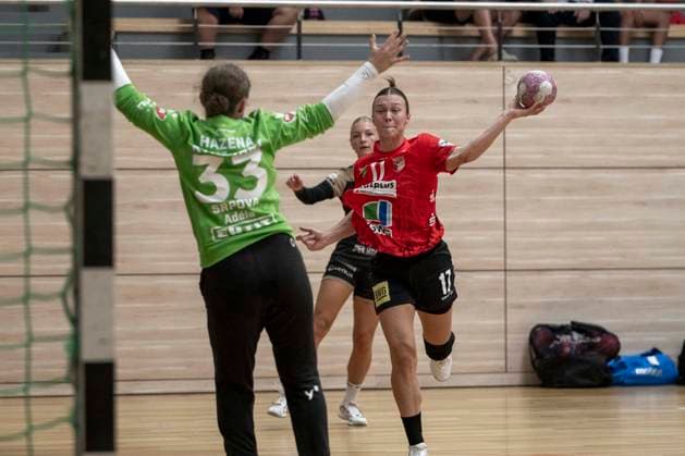 Handball Bundesliga Frauen, Saison 2026 2027 SV Union Halle-Neustadt vs.Hazena Kynzvart Testspiel Halle, Deutschland 16.August 2026: Im Bild:v.li.Torhueterin Adela Srpova (Hazena Kynzvart) und Emma Hertha (Halle) Halle Saale SWH Arena Sachsen-Anhalt Deutschland *** Women s Handball Bundesliga, 2026–2027 Season: SV Union Halle Neustadt vs. Hazena Kynzvart, Friendly Match, Halle, Germany, August 16, 2026. Pictured from left: Goalkeeper Adela Srpova of Hazena Kynzvart and Emma Hertha of Halle Halle Saale, SWH Arena, Saxony-Anhalt, Germany