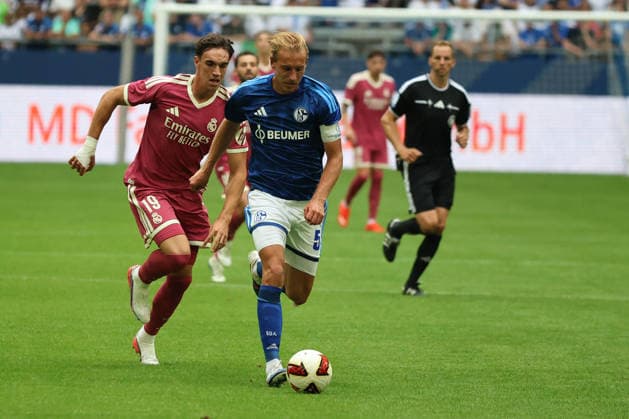 Carlos Espi (Real Madrid) und Timo Becker (FC Schalke 04) beim Testspiel zwischen dem FC Schalke 04 und Real Madrid CF - Copyright: Thomas Pakusch *** Carlos Espi of Real Madrid and Timo Becker of FC Schalke 04 during the friendly match between FC Schalke 04 and Real Madrid CF. Copyright Thomas Pakusch