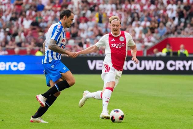 AMSTERDAM ,16-08-2026, JohanCruijff ArenA , season 2026 2027 , Dutch Eredivisie Football Match between Ajax and SC Heerenveen. Picture shows SC Heerenveen player Sam Kersten and Ajax player Julian Brandt Ajax - Heerenveen  x205783084x Copyright: