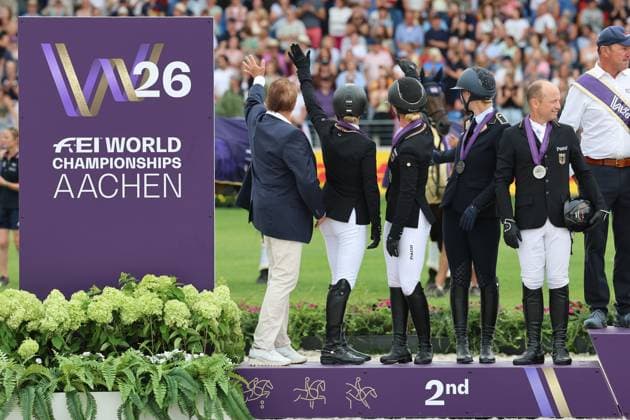 Siegerehrung 2. Platz Mannschaft, Deutschland mit (v.r) Michael Jung (Pferd fischerChipmunk FRH), Libussa Lübbeke (Pferd Caramia FRH), Julia Krajewski (Pferd Uelzeners Nickel), Malin Hansen-Hotopp (Pferd Carlitos Quidditch K) und Equipe-Chefin Dr. Annette Wyrwoll, Vielseitigkeit , FEI Eventing World Championship, WM, Weltmeisterschaft , DHL-Preis, Einzel Mannschaft, AACHEN - FEI World Championships 2026, Weltfest des Pferdesports, Reitsport Weltmeisterschaft 2026, Aachen 2026, Welcome Home 2026, Aachener Soers, 11. bis 23. August 2026, Reitsport, 16.08.2026, Aachen Aachener Soers Deutschland *** Awards Ceremony: 2nd Place Team, Germany (from left to right): Michael Jung on fischerChipmunk FRH, Libussa Lübbeke on Caramia FRH, Julia Krajewski on Uelzeners Nickel, Malin Hansen Hotopp on Carlitos Quidditch K, and team captain Dr. Annette Wyrwoll, Eventing, FEI Eventing World Championship, DHL Prize, Individual Team, Aachen FEI World Championships 2026, World Festival of Equestrian Sports, 2026 World Equestrian Games, Aachen 2026, Welcome Home 2026, Aachen Soers, August 11–23, 2026, Equestrian Sports, August 16, 2026, Aachen Soers, Germany