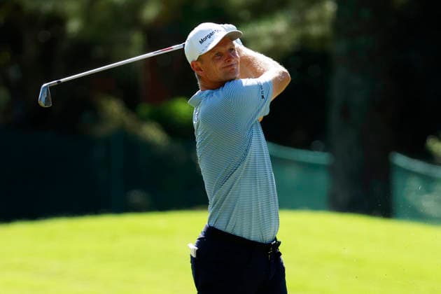 MEMPHIS, TN - AUGUST 16: Justin Rose of England watches his approach shot on No. 18 during the final round of the FedEx St. Jude Championship, August 16, 2026, at TPC Southwind in Memphis, Tennessee. (Photo by Matthew Maxey Icon Sportswire) GOLF: AUG 16 PGA, Golf Herren FedEx St. Jude Championship EDITORIAL USE ONLY Icon260816008
