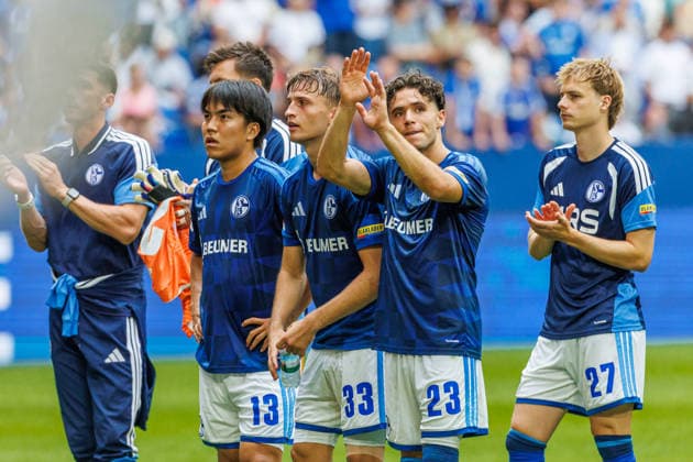 Satoshi Tanaka (FC Schalke 04), Vitalie Becker (FC Schalke 04) und Soufiane El-Faouzi (FC Schalke 04) gesture during the during the Pre-Season Friendly match between FC Schalke 04 and Real Madrid at Veltins Arena on August 16, 2026 in Gelsenkirchen, Germany. (Photo by Mario Hommes DeFodi Images) - *** Satoshi Tanaka (FC Schalke 04), Vitalie Becker (FC Schalke 04), and Soufiane El Faouzi (FC Schalke 04) pose during the preseason friendly match between FC Schalke 04 and Real Madrid at Veltins Arena on August 16, 2026 in Gelsenkirchen, Germany. Photo by Mario Hommes, DeFodi Images