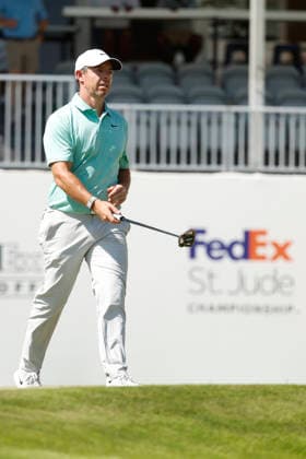MEMPHIS, TN - AUGUST 16: Rory Mcllroy of Northern Ireland walks to his ball on the No. 17 green during the final round of the FedEx St. Jude Championship, August 16, 2026, at TPC Southwind in Memphis, Tennessee. (Photo by Matthew Maxey Icon Sportswire) GOLF: AUG 16 PGA, Golf Herren FedEx St. Jude Championship EDITORIAL USE ONLY Icon260816015