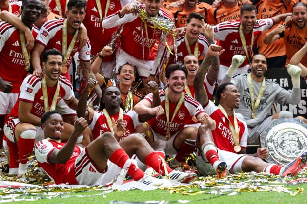 Community Shield 2026 16 August 2026, Cardiff - Community Shield 2026 Football - Arsenal v Manchester City - Myles Lewis-Skelly of Arsenal and celebrates with the Community Shield Trophy - Photo: Charlotte Wilson Offside. Cardiff UK *** Community Shield 2026, 16. August 2026, Cardiff – Community Shield 2026, Fußball: Arsenal gegen Manchester City – Myles Lewis Skelly von Arsenal feiert mit der Community-Shield-Trophäe. Foto: Charlotte Wilson, Offside, Cardiff, Großbritannien  Copyright: xCharlottexWilsonx xOffsidexOffside