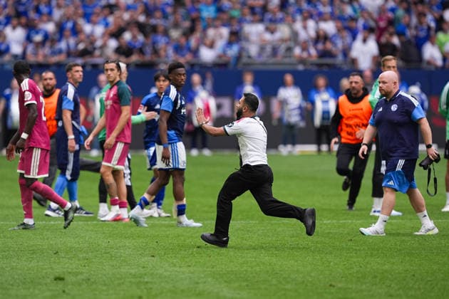 16.08.2026, xydrx, Herren, Fußball, Testspiel, FC Schalke 04 - Real Madrid, Saison 2026 2027, Veltins-Arena: ein Flitzer auf dem Platz DFB regulations prohibit any use of photographs as image sequences and or quasi-video. *** August 16, 2026, xydrx, Men s, Soccer, Friendly Match, FC Schalke 04 vs. Real Madrid, 2026–2027 Season, Veltins Arena—a streaker on the field. DFB regulations prohibit any use of photographs as image sequences and or quasi-video. Copyright: HMBxMedia YannisxDreimann
